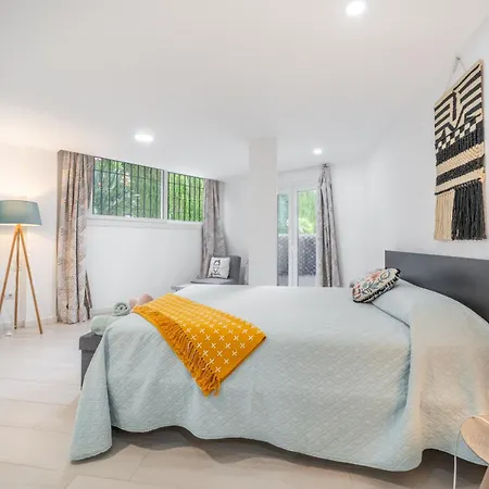A Terrace With Sea View, 2 Bedrooms In Бенальмадена